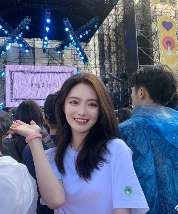 尧一的日记 演唱会上皮肤白皙的大眼美女,长相清秀成焦点