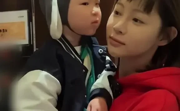 痞幼带小男孩去淄博烧烤,并不是亲儿子 素颜近照遭吐槽