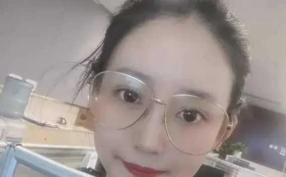 成都黑帽门吴施蒙出轨黑人视频,让其在p站成热搜
