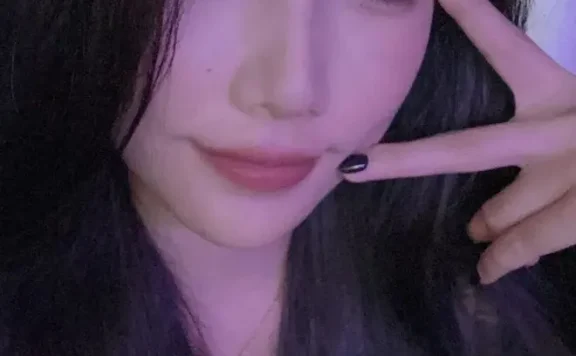 萌七晒青涩美照遭质疑 卫生间为啥有刮胡刀?
