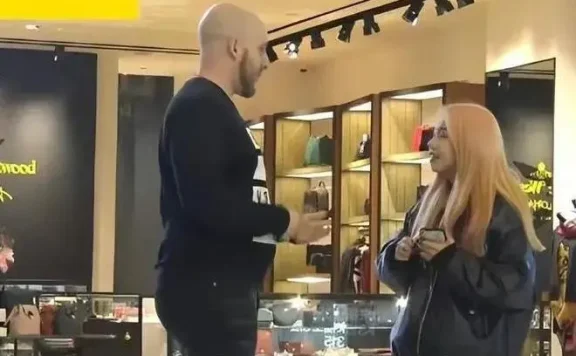 老外挑战与100个中国女孩接吻,女生等男友也要先吻老外!