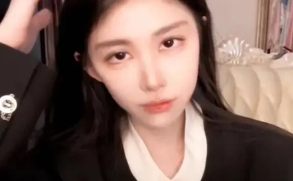 千万网红蔡萝莉摘口罩变御姐照片,被质疑不是本人