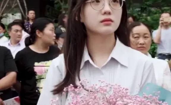 高考送花女孩三水哒哒哒被爆黑料视频,5000块呆了三天三夜!