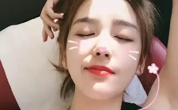 LPL美女解说Rita电竞椅是什么梗?冯雨电竞椅照片