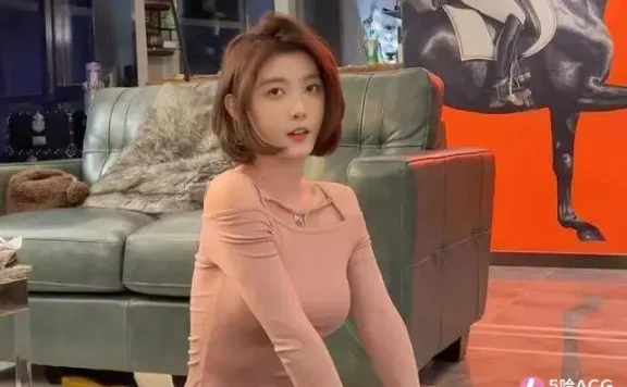 网红聂小雨与富二代奔现,主动紧贴接触惹男子尴尬