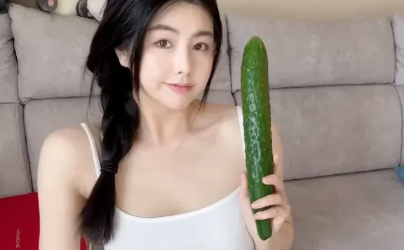 抖音网红娜露呀6分18秒视频是什么瓜,网友纷纷议论顶不住!